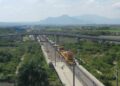 BANDUNG, Foto dari udara yang diabadikan pada 1 Juli 2022 ini menunjukkan lokasi konstruksi peletakan rel berbantalan bebatuan (ballasted track) di jalur utama Kereta Cepat Jakarta-Bandung (KCJB) di Bandung, Provinsi Jawa Barat. Seiring sepasang rel pertama dengan panjang 500 meter yang perlahan-lahan ditarik keluar dari kereta pengangkutnya, KCJB memulai peletakan ballasted track di jalur utama tersebut, menandai dimulainya tahap konstruksi pemasangan untuk jalur kereta itu. (Xinhua/Yu Zhongbao)