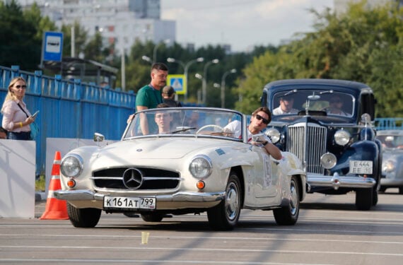 MOSKOW, Sejumlah orang dengan mobil retronya ambil bagian dalam ajang reli mobil retro "Stolitsa" di Moskow, Rusia, pada 31 Juli 2022. (Xinhua/Alexander Zemlianichenko Jr)