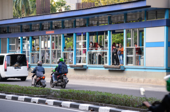 JAKARTA, Sejumlah orang menunggu bus di sebuah halte TransJakarta di Jakarta pada 1 Agustus 2022. Inflasi Indonesia pada Juli mencapai 4,94 persen, tertinggi dalam tujuh tahun dan melampaui kisaran target Bank Indonesia (BI), kata Badan Pusat Statistik (BPS) pada Senin (1/8). (Xinhua/Xu Qin)