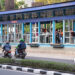 JAKARTA, Sejumlah orang menunggu bus di sebuah halte TransJakarta di Jakarta pada 1 Agustus 2022. Inflasi Indonesia pada Juli mencapai 4,94 persen, tertinggi dalam tujuh tahun dan melampaui kisaran target Bank Indonesia (BI), kata Badan Pusat Statistik (BPS) pada Senin (1/8). (Xinhua/Xu Qin)