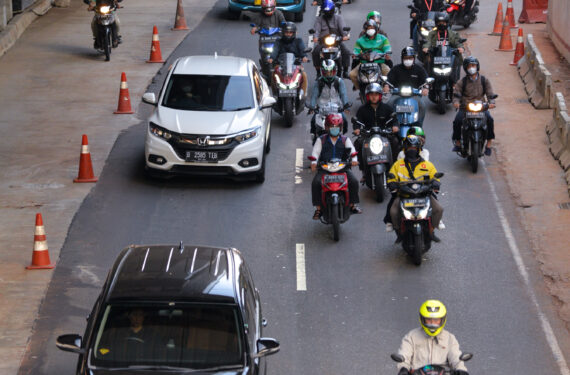 JAKARTA, Foto yang diabadikan pada 1 Agustus 2022 ini memperlihatkan suasana jalan protokol pada jam sibuk sore hari di Jakarta. Inflasi Indonesia pada Juli mencapai 4,94 persen, tertinggi dalam tujuh tahun dan melampaui kisaran target Bank Indonesia (BI), kata Badan Pusat Statistik (BPS) pada Senin (1/8). (Xinhua/Xu Qin)