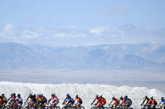 HAIXI, Para peserta berkompetisi dalam etape 6 balap sepeda Tur Danau Qinghai 2022, edisi ke-21 tahun ini, sepanjang 146 km dari Chaka ke Dulan di Provinsi Qinghai, China barat laut, pada 1 Agustus 2022. (Xinhua/Zhang Long)