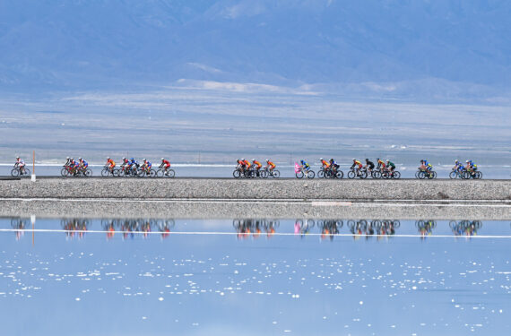 HAIXI, Para peserta berkompetisi dalam etape 6 balap sepeda Tur Danau Qinghai 2022, edisi ke-21 tahun ini, sepanjang 146 km dari Chaka ke Dulan di Provinsi Qinghai, China barat laut, pada 1 Agustus 2022. (Xinhua/Zhang Long)