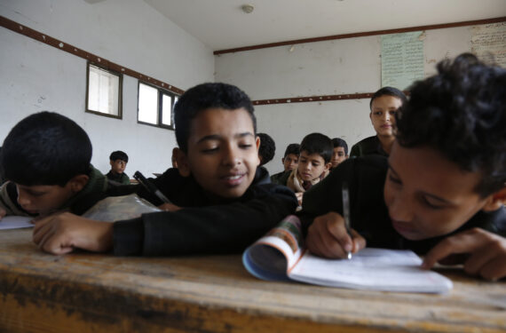 SANAA, Sejumlah siswa belajar di kelas pada hari pertama semester baru di sebuah sekolah dasar di Sanaa, Yaman, pada 1 Agustus 2022. (Xinhua/Mohammed Mohammed)