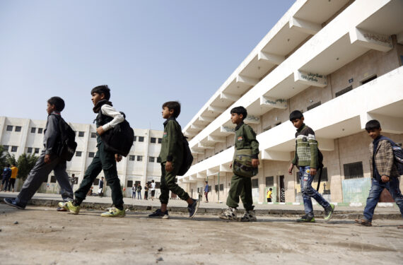 SANAA, Sejumlah siswa berjalan di dalam kompleks sekolah mereka pada hari pertama semester baru di Sanaa, Yaman, pada 1 Agustus 2022. (Xinhua/Mohammed Mohammed)