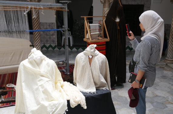 ALJIR, Seorang wanita mengunjungi sebuah pameran dalam Festival Pakaian Tradisional Aljazair ke-5 di Aljir, Aljazair, pada 1 Agustus 2022. Festival tersebut dijadwalkan digelar mulai 30 Juli hingga 2 Agustus. (Xinhua)