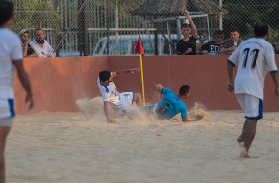GAZA CITY, Para pemain Palestina bertanding dalam pertandingan sepak bola pantai di Gaza City pada 1 Agustus 2022. (Xinhua/Rizek Abdeljawad)