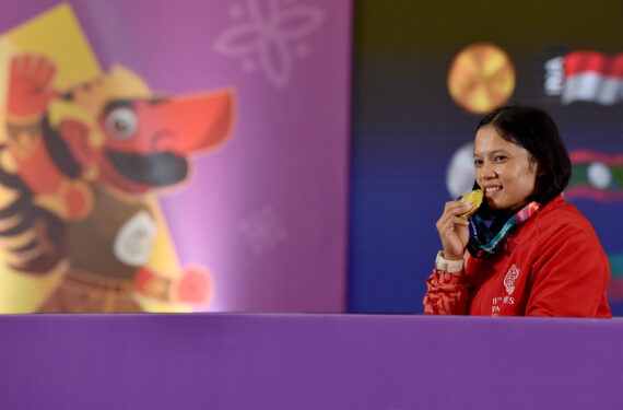 SOLO, Atlet angkat berat Indonesia Eneng Paridah berpose dengan medali emas usai memenangi babak final kelas 41 kg putri pada ASEAN Para Games 2022 di Solo, Provinsi Jawa Tengah, pada 1 Agustus 2022. (Xinhua/Agung Kuncahya B.)