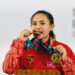 SOLO, Atlet angkat berat Indonesia Ni Nengah Widiasih berpose dengan medali emas usai memenangi babak final kelas 45 kg putri pada ASEAN Para Games 2022 di Solo, Provinsi Jawa Tengah, pada 1 Agustus 2022. (Xinhua/Agung Kuncahya B.)