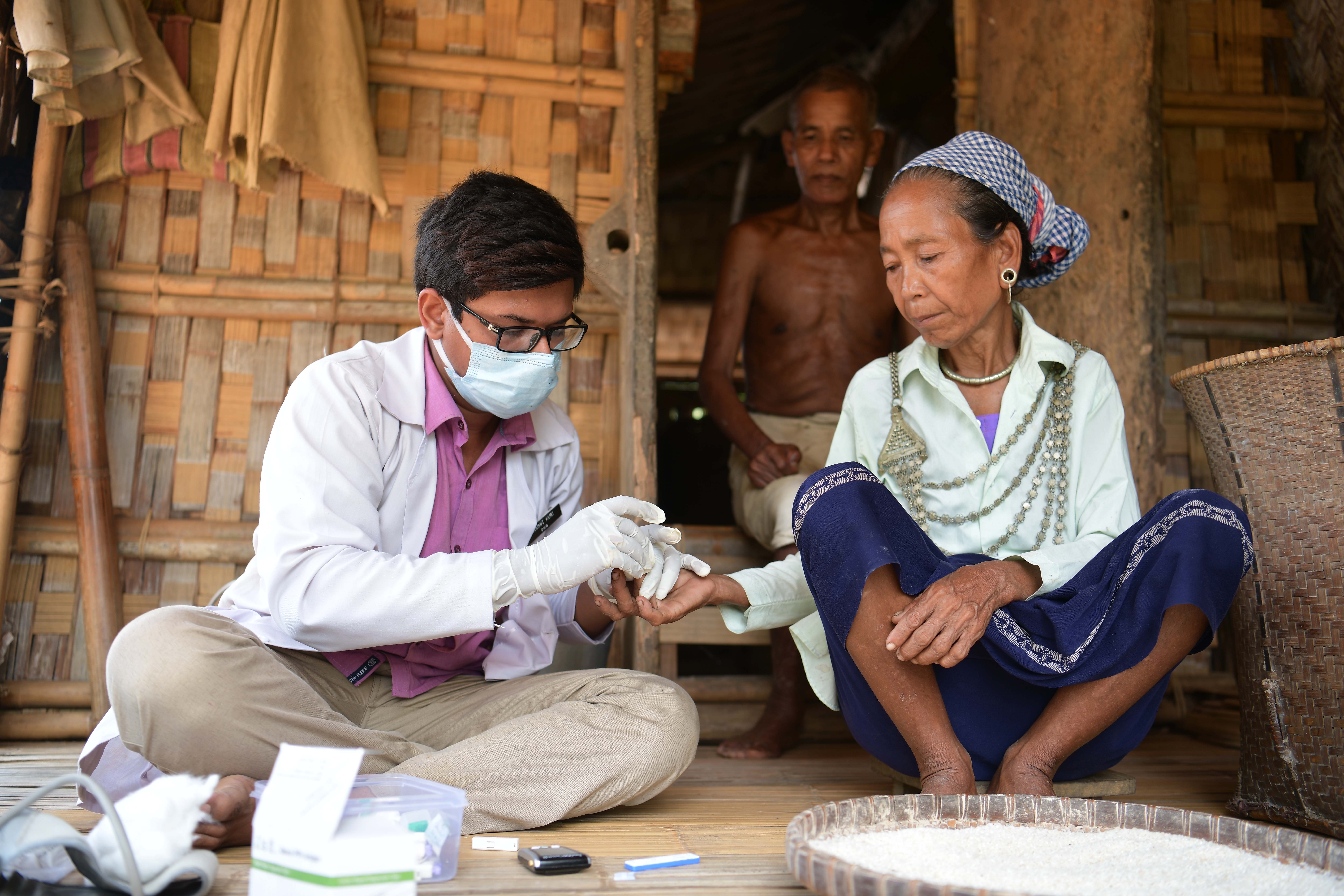 AGARTALA, Tenaga kesehatan masyarakat melakukan tes malaria kepada seorang wanita dari suku Reang di pondok bambu miliknya di Desa Birendranagar di Jolaibari, yang berjarak sekitar 170 kilometer dari Agartala, ibu kota Negara Bagian Tripura, India timur laut, pada 1 Agustus 2022. (Xinhua/Str)
