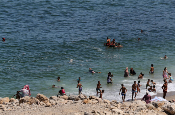 ALJIR, Orang-orang bersenang-senang di sebuah pantai di Aljir, Aljazair, pada 1 Agustus 2022. (Xinhua)