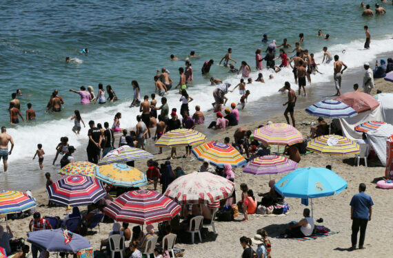 ALJIR, Orang-orang bersenang-senang di sebuah pantai di Aljir, Aljazair, pada 1 Agustus 2022. (Xinhua)