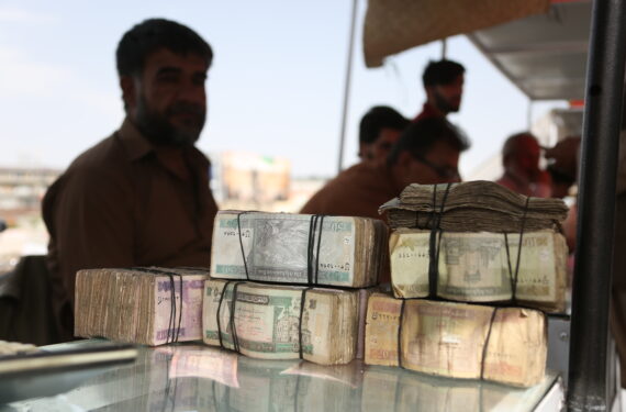 KABUL, Foto yang diabadikan pada 1 Agustus 2022 ini menunjukkan sebuah pasar penukaran mata uang di Kabul, Afghanistan. Afghanistan menerima bantuan kemanusiaan baru sebesar 40 juta dolar AS dalam bentuk dana tunai dan disetorkan ke salah satu bank komersial negara itu, kata bank sentral tersebut dalam sebuah pernyataan pada Senin (1/8). (Xinhua/Saifurahman Safi)
