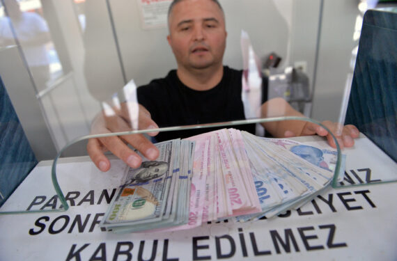 ANKARA, Seorang teller menunjukkan uang kertas di sebuah kantor penukaran mata uang di Ankara, Turki, pada 2 Agustus 2022. Nilai mata uang lira melemah terhadap dolar AS, mendekati level 18,0, dengan perdagangan pada Selasa (2/8) sore ditutup di level 17,96. Nilai tukar tersebut menjadi rekor terendah lira sejak gejolak mata uang pada Desember 2021 lalu, ketika mata uang Turki itu mencapai level terendah sepanjang masa di angka 18,4 per dolar AS. (Xinhua/Mustafa Kaya)