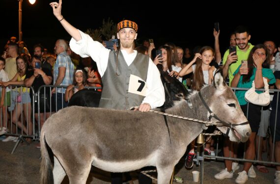 TRIBUNJ, Josip Jelic berpose bersama keledainya Raul setelah menjuarai Balap Keledai Tribunj Tradisional ke-55 di Tribunj, Kroasia, pada 1 Agustus 2022. (Xinhua/PIXSELL/Dusko Jaramaz)