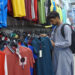 KARACHI, Seorang pria membeli pakaian di sebuah pasar di kota pelabuhan Karachi, Pakistan selatan, pada 2 Agustus 2022. Indeks harga konsumen (consumer price index/CPI) Pakistan, parameter utama inflasi, naik 24,9 persen secara tahunan pada Juli dibandingkan dengan bulan yang sama tahun lalu sebesar 8,4 persen, menurut angka dari Biro Statistik Pakistan (Pakistan Bureau of Statistics/PBS) pada Senin (1/8). (Xinhua/Str)