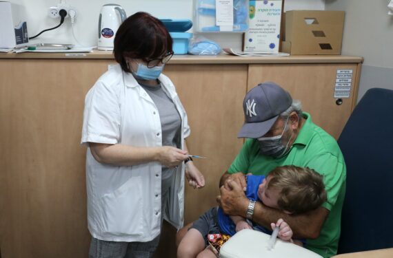 TEL AVIV, Seorang anak berusia empat tahun menerima suntikan vaksin COVID-19 di sebuah pusat kesehatan di Tel Aviv, Israel, pada 2 Agustus 2022. Kampanye vaksinasi COVID-19 nasional untuk anak-anak berusia enam bulan hingga lima tahun diluncurkan di Israel pada Minggu (31/7). (Xinhua/Gil Cohen Magen)