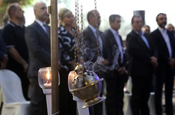 BEIRUT, Sejumlah orang berpartisipasi dalam sebuah ibadat peringatan untuk memperingati dua tahun ledakan pelabuhan Beirut di Beirut, Lebanon, pada 2 Agustus 2022. (Xinhua/Bilal Jawich)