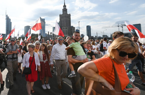 WARSAWA, Orang-orang mengikuti sebuah parade untuk memperingati 78 tahun Pemberontakan Warsawa 1944 di pusat kota Warsawa, Polandia, pada 1 Agustus 2022. Polandia memperingati 78 tahun Pemberontakan Warsawa 1944 pada Senin (1/8), dengan berbagai acara digelar di seluruh Warsawa, ibu kota negara tersebut. (Xinhua/Alexey Vitvitsky)