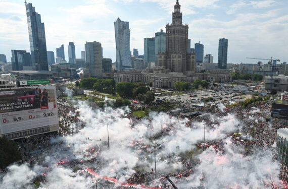WARSAWA, Orang-orang berkumpul dalam sebuah acara untuk memperingati 78 tahun Pemberontakan Warsawa 1944 di pusat kota Warsawa, Polandia, pada 1 Agustus 2022. Polandia memperingati 78 tahun Pemberontakan Warsawa 1944 pada Senin (1/8), dengan berbagai acara digelar di seluruh Warsawa, ibu kota negara tersebut. (Xinhua/Alexey Vitvitsky)