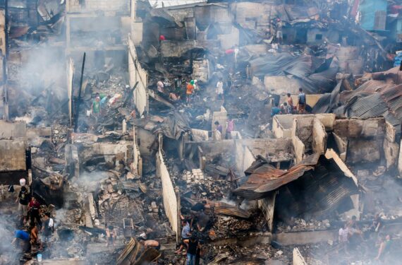 MANILA, Warga mencari barang-barang yang dapat digunakan kembali dari rumah mereka yang hangus terbakar pascakebakaran di sebuah daerah permukiman di Manila, Filipina, pada 3 Agustus 2022. Sekitar 500 keluarga kehilangan rumah mereka dalam insiden kebakaran tersebut, menurut media setempat. (Xinhua/Rouelle Umali)