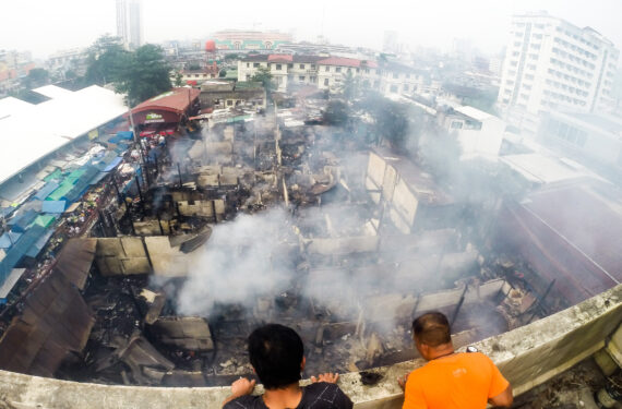 MANILA, Warga melihat rumah-rumah yang hangus terbakar pascakebakaran di sebuah daerah permukiman di Manila, Filipina, pada 3 Agustus 2022. Sekitar 500 keluarga kehilangan rumah mereka dalam insiden kebakaran tersebut, menurut media setempat. (Xinhua/Rouelle Umali)