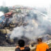 MANILA, Warga melihat rumah-rumah yang hangus terbakar pascakebakaran di sebuah daerah permukiman di Manila, Filipina, pada 3 Agustus 2022. Sekitar 500 keluarga kehilangan rumah mereka dalam insiden kebakaran tersebut, menurut media setempat. (Xinhua/Rouelle Umali)