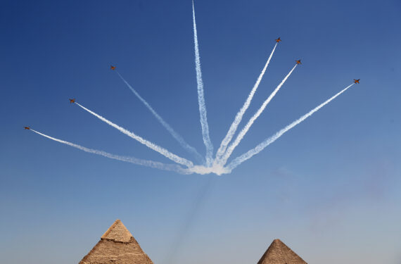 KAIRO, Sejumlah pesawat menampilkan pertunjukan aerobatik dalam Pyramids Air Show 2022 di objek wisata Piramida Giza di Giza, Mesir, pada 3 Agustus 2022. (Xinhua/Wang Dongzhen)
