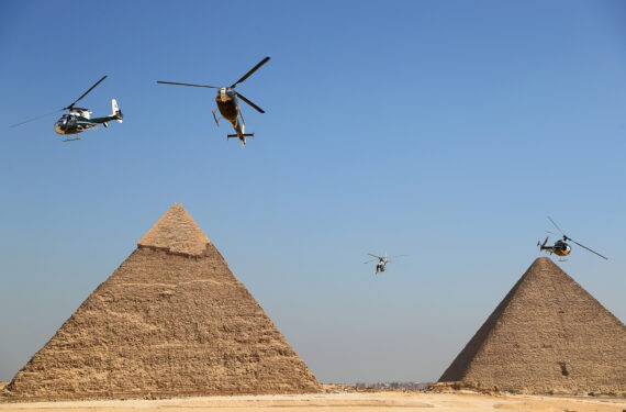KAIRO, Sejumlah pesawat menampilkan pertunjukan aerobatik dalam Pyramids Air Show 2022 di objek wisata Piramida Giza di Giza, Mesir, pada 3 Agustus 2022. (Xinhua/Wang Dongzhen)