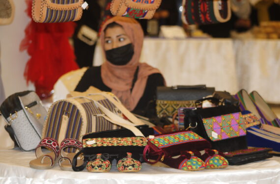 MAZAR-I-SHARIF, Foto yang diabadikan pada 2 Agustus 2022 ini menunjukkan sebuah pameran yang menampilkan kerajinan tangan karya wanita Afghanistan di Provinsi Balkh, Afghanistan. Pameran yang berlangsung selama dua hari dari Selasa (2/8) tersebut diselenggarakan oleh kantor Organisasi Buruh Internasional (ILO) di Afghanistan di Mazar-I-Sharif, ibu kota provinsi itu, dalam upaya untuk mendukung investasi dan produsen lokal di Afghanistan. (Xinhua/Khibar Momand)