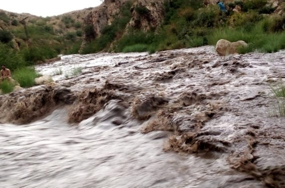 BALOCHISTAN, Sebuah jalan diterjang banjir usai hujan monsun yang lebat di Kota Noshki, Provinsi Balochistan, Pakistan, pada 2 Agustus 2022. Tim penyelamat Pakistan berhasil menemukan 15 jenazah lagi di Provinsi Balochistan, Pakistan barat daya, dalam 24 jam terakhir, sehingga jumlah korban tewas menjadi 162 saat hujan monsun yang lebat terus mengguyur sejumlah daerah di Pakistan sejak pertengahan Juni, kata Otoritas Penanggulangan Bencana Provinsi (Provincial Disaster Management Authority/PDMA) pada Rabu (3/8). (Xinhua/Str)