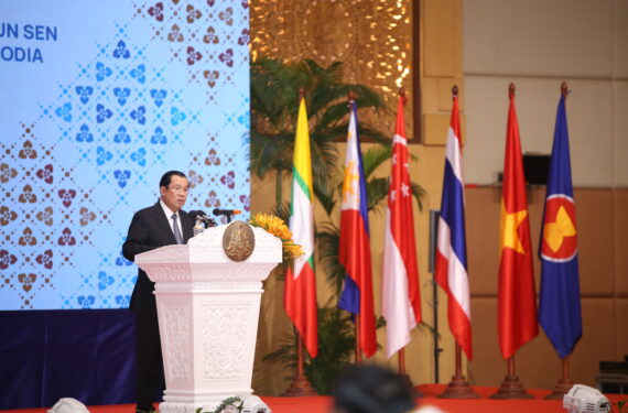 PHNOM PENH, Perdana Menteri Kamboja Samdech Techo Hun Sen menyampaikan pidato pada Pertemuan Menteri Luar Negeri (Menlu) Perhimpunan Bangsa-Bangsa Asia Tenggara (ASEAN) ke-55 di Phnom Penh, Kamboja, pada 3 Agustus 2022. Pertemuan Menlu ASEAN ke-55 dan serangkaian pertemuan terkait dibuka di Phnom Penh pada Rabu (3/8), dengan fokus pada pemulihan pascapandemi COVID-19 serta berbagai tantangan utama regional dan global. (Xinhua/Ly Lay)