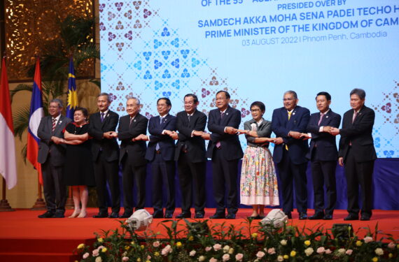 PHNOM PENH, Para peserta Pertemuan Menteri Luar Negeri (Menlu) Perhimpunan Bangsa-Bangsa Asia Tenggara (ASEAN) ke-55 berfoto bersama di Phnom Penh, Kamboja, pada 3 Agustus 2022. Pertemuan Menlu ASEAN ke-55 dan serangkaian pertemuan terkait dibuka di Phnom Penh pada Rabu (3/8), dengan fokus pada pemulihan pascapandemi COVID-19 serta berbagai tantangan utama regional dan global. (Xinhua/Ly Lay)
