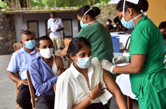 KOLOMBO, Sejumlah orang menerima suntikan dosis penguat (booster) vaksin COVID-19 di Kolombo, Sri Lanka, pada 3 Agustus 2022. (Xinhua/Gayan Sameera)