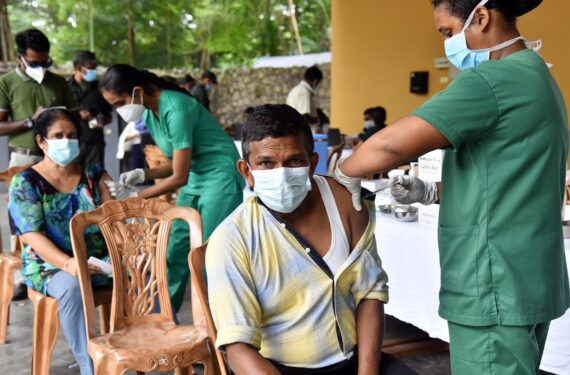 KOLOMBO, Sejumlah orang menerima suntikan dosis penguat (booster) vaksin COVID-19 di Kolombo, Sri Lanka, pada 3 Agustus 2022. (Xinhua/Gayan Sameera)