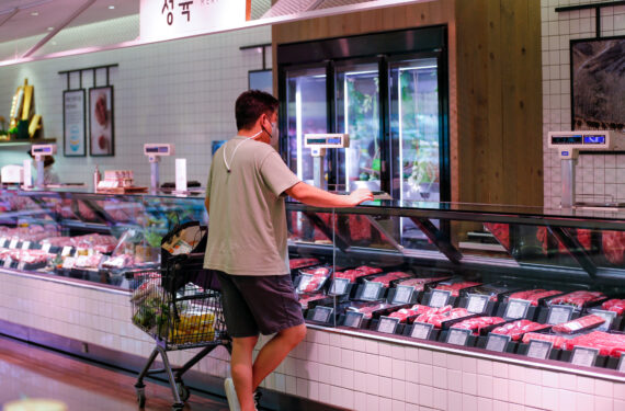 SEOUL, Seorang pria berbelanja di pasar swalayan di Seoul, Korea Selatan, pada 3 Agustus 2022. Harga konsumen di Korea Selatan melonjak 6,3 persen pada Juli dari setahun sebelumnya, menandai kenaikan tertinggi dalam hampir 24 tahun, menurut data kantor statistik pada Selasa (2/8). (Xinhua/Wang Yiliang)