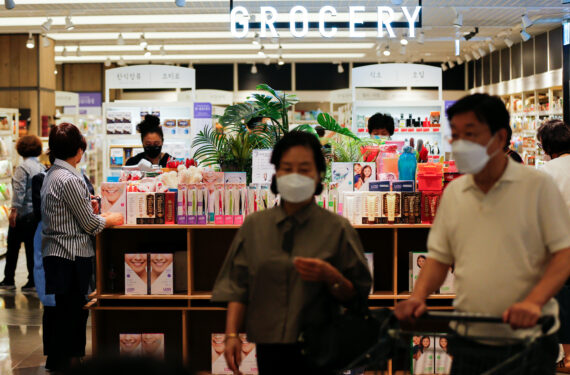 SEOUL, Sejumlah orang berbelanja di pasar swalayan di Seoul, Korea Selatan, pada 3 Agustus 2022. Harga konsumen di Korea Selatan melonjak 6,3 persen pada Juli dari setahun sebelumnya, menandai kenaikan tertinggi dalam hampir 24 tahun, menurut data kantor statistik pada Selasa (2/8). (Xinhua/Wang Yiliang)