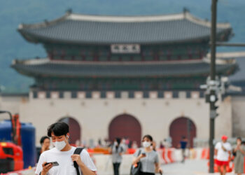 SEOUL, Sejumlah orang yang mengenakan masker melintas di Lapangan Gwanghwamun di Seoul, Korea Selatan, pada 3 Agustus 2022. Kasus baru harian COVID-19 di Korea Selatan mencapai level tertinggi dalam 110 hari, sehingga total kasus infeksi mencapai 20 juta lebih, menurut data resmi pada Rabu (3/8). Korea Selatan melaporkan 119.922 kasus baru COVID-19 selama 24 jam terakhir per Selasa (2/8) tengah malam waktu setempat, menurut Badan Pengendalian dan Pencegahan Penyakit Korea (Korea Disease Control and Prevention Agency/KDCA). (Xinhua/Wang Yiliang)
