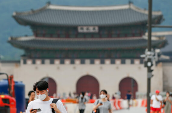 SEOUL, Sejumlah orang yang mengenakan masker melintas di Lapangan Gwanghwamun di Seoul, Korea Selatan, pada 3 Agustus 2022. Kasus baru harian COVID-19 di Korea Selatan mencapai level tertinggi dalam 110 hari, sehingga total kasus infeksi mencapai 20 juta lebih, menurut data resmi pada Rabu (3/8). Korea Selatan melaporkan 119.922 kasus baru COVID-19 selama 24 jam terakhir per Selasa (2/8) tengah malam waktu setempat, menurut Badan Pengendalian dan Pencegahan Penyakit Korea (Korea Disease Control and Prevention Agency/KDCA). (Xinhua/Wang Yiliang)