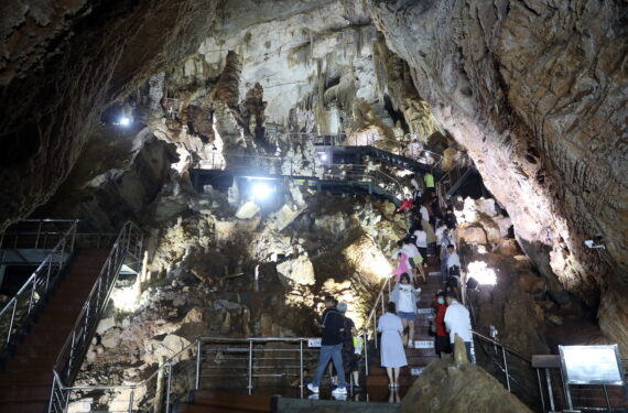 XINGLONG, Sejumlah wisatawan mengunjungi gua karst Xinglong di wilayah Xinglong, Provinsi Hebei, China utara, pada 3 Agustus 2022. (Xinhua/Luo Xuefeng)