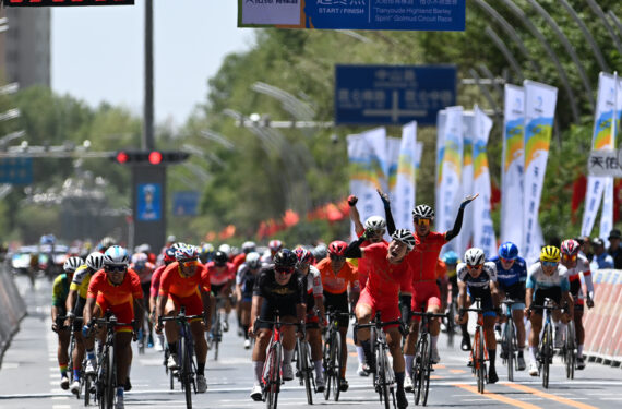 GOLMUD, Li Boan (keempat dari kiri, depan) asal Henan melintasi garis finis dalam etape 8 balap sepeda Tur Danau Qinghai 2022, edisi ke-21 tahun ini, di Provinsi Qinghai, China barat laut, pada 3 Agustus 2022. (Xinhua/Zhang Long)