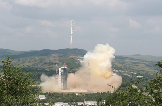 TAIYUAN, Sebuah roket pengangkut Long March-4B yang membawa satelit pemantauan karbon ekosistem terestrial dan dua satelit lainnya meluncur dari Pusat Peluncuran Satelit Taiyuan di Provinsi Shanxi, China utara, pada 4 Agustus 2022. Satelit tersebut diluncurkan pada pukul 11.08 Waktu Beijing atau pukul 10.08 WIB dan berhasil memasuki orbit sesuai dengan yang direncanakan. (Xinhua/Zheng Bin)