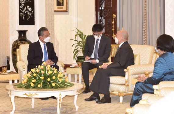 PHNOM PENH, Raja Kamboja Norodom Sihamoni (kedua dari kanan) bertemu dengan Anggota Dewan Negara sekaligus Menteri Luar Negeri China Wang Yi yang melakukan lawatan di Phnom Penh, Kamboja, pada 3 Agustus 2022. (Xinhua/Wu Changwei)