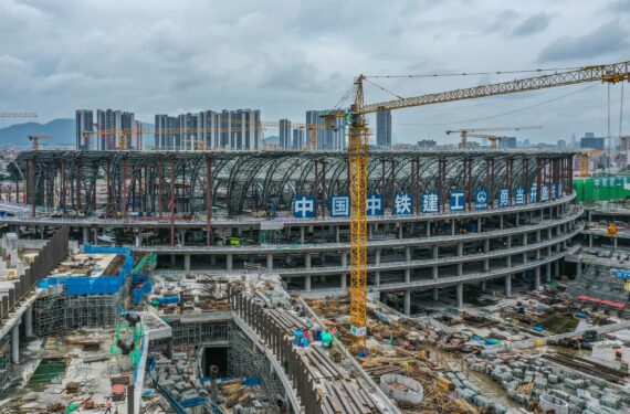 GUANGZHOU, Foto dari udara yang diabadikan pada 4 Agustus 2022 ini menunjukkan lokasi konstruksi Stasiun Kereta Baiyun Guangzhou di Guangzhou, Provinsi Guangdong, China selatan. Struktur utama pada tahap satu konstruksi tersebut telah rampung. (Xinhua/Liu Dawei)
