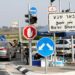 SDEROT, Pasukan keamanan Israel memblokir sebuah jalan menuju Sderot di Israel selatan, dekat perbatasan dengan Gaza, pada 4 Agustus 2022. Israel pada Kamis (4/8) mengerahkan sejumlah drone penyerang di langit Jalur Gaza dan terus menutup jalan-jalan utama di wilayah selatan di tengah meningkatnya ketegangan dengan Palestina. (Xinhua/Gil Cohen Magen)