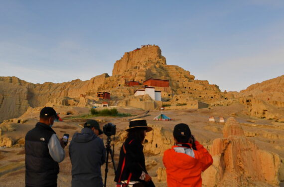 ALI, Sejumlah turis memotret reruntuhan Kerajaan Guge di wilayah Zanda, Prefektur Ngari, Daerah Otonom Tibet, China barat daya, pada 3 Agustus 2022. (Xinhua/Zhang Rufeng)