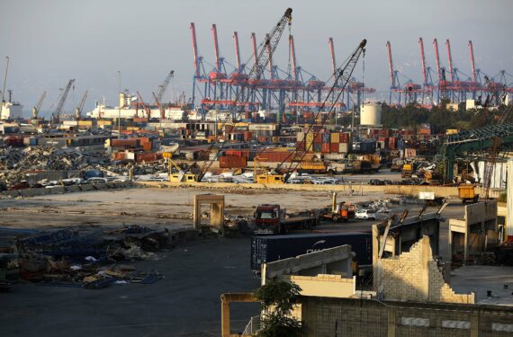 BEIRUT, Foto ini menunjukkan pemandangan pelabuhan Beirut di Lebanon pada 3 Agustus 2022, dua tahun setelah insiden ledakan pelabuhan Beirut yang terjadi pada 4 Agustus 2020. (Xinhua/Bilal Jawich)