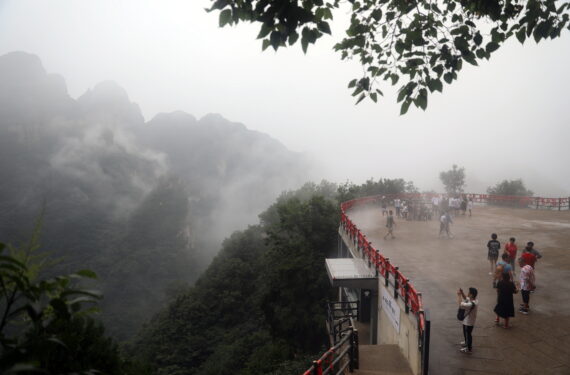 CHENGDE, Orang-orang mengunjungi Gunung Xinglong yang berselimut kabut di Kota Chengde, Provinsi Hebei, China utara, pada 4 Agustus 2022. (Xinhua/Luo Xuefeng)