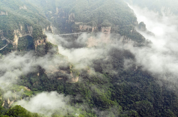 CHENGDE, Foto dari udara yang diabadikan pada 4 Agustus 2022 ini menunjukkan Gunung Xinglong yang berselimut kabut di Kota Chengde, Provinsi Hebei, China utara. (Xinhua/Luo Xuefeng)