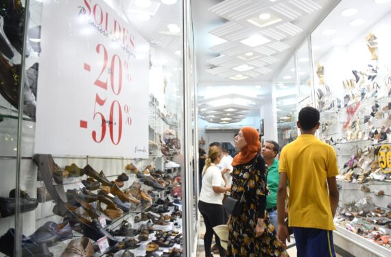 TUNIS, Orang-orang mengunjungi sebuah toko saat musim diskon pada musim panas dimulai di Tunis, Tunisia, pada 4 Agustus 2022. (Xinhua/Adel Ezzine)